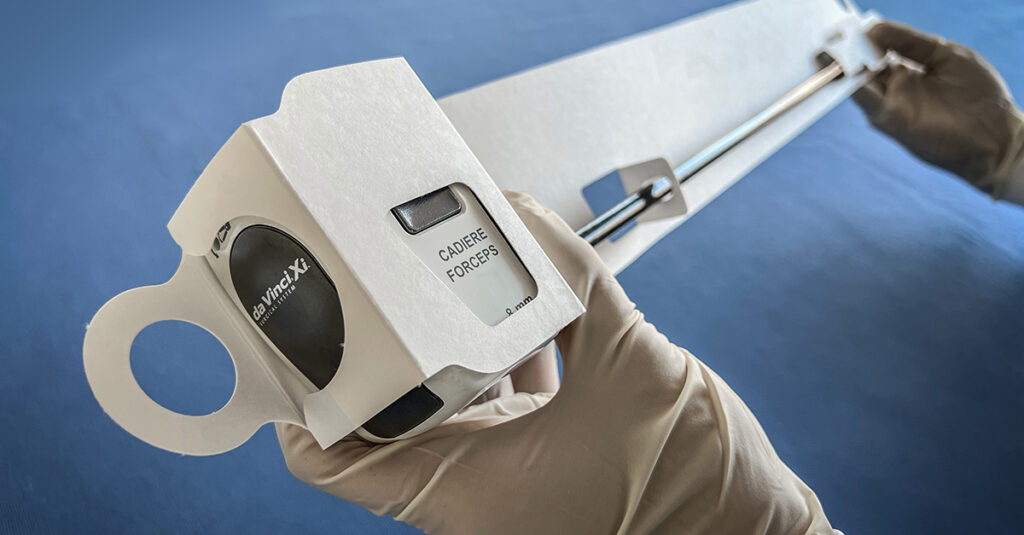 The SterileBits Robotic Arm Instrument Protector is made with a retrieval ring at the top of the card for seamless and sterile transportation of the card out of the peel pack.